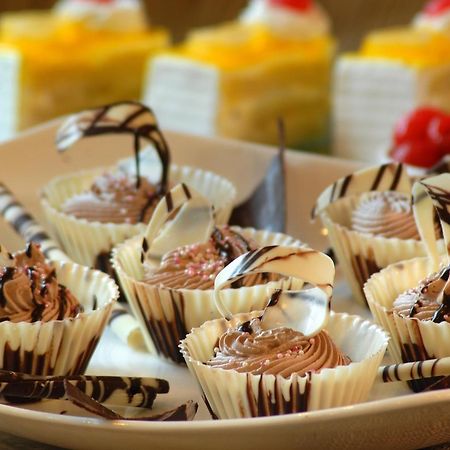 太平绅士财富宫酒店 迈索尔 外观 照片 Chocolate desserts
