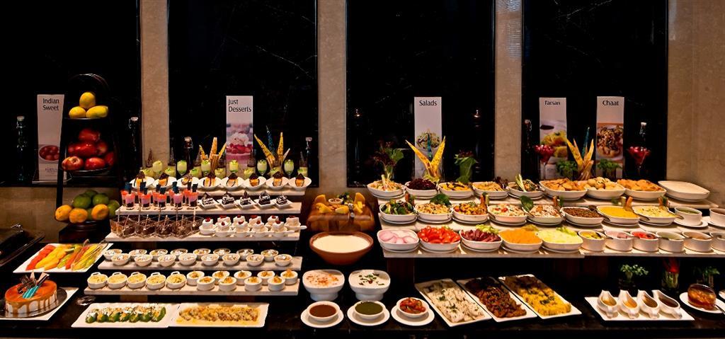 太平绅士财富宫酒店 迈索尔 餐厅 照片 A buffet at a hotel