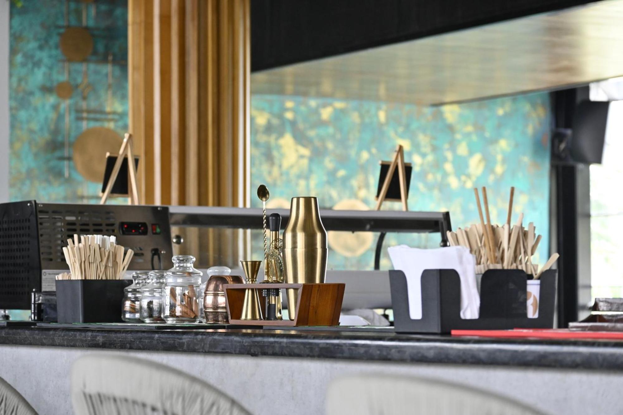太平绅士财富宫酒店 迈索尔 外观 照片 A coffee bar