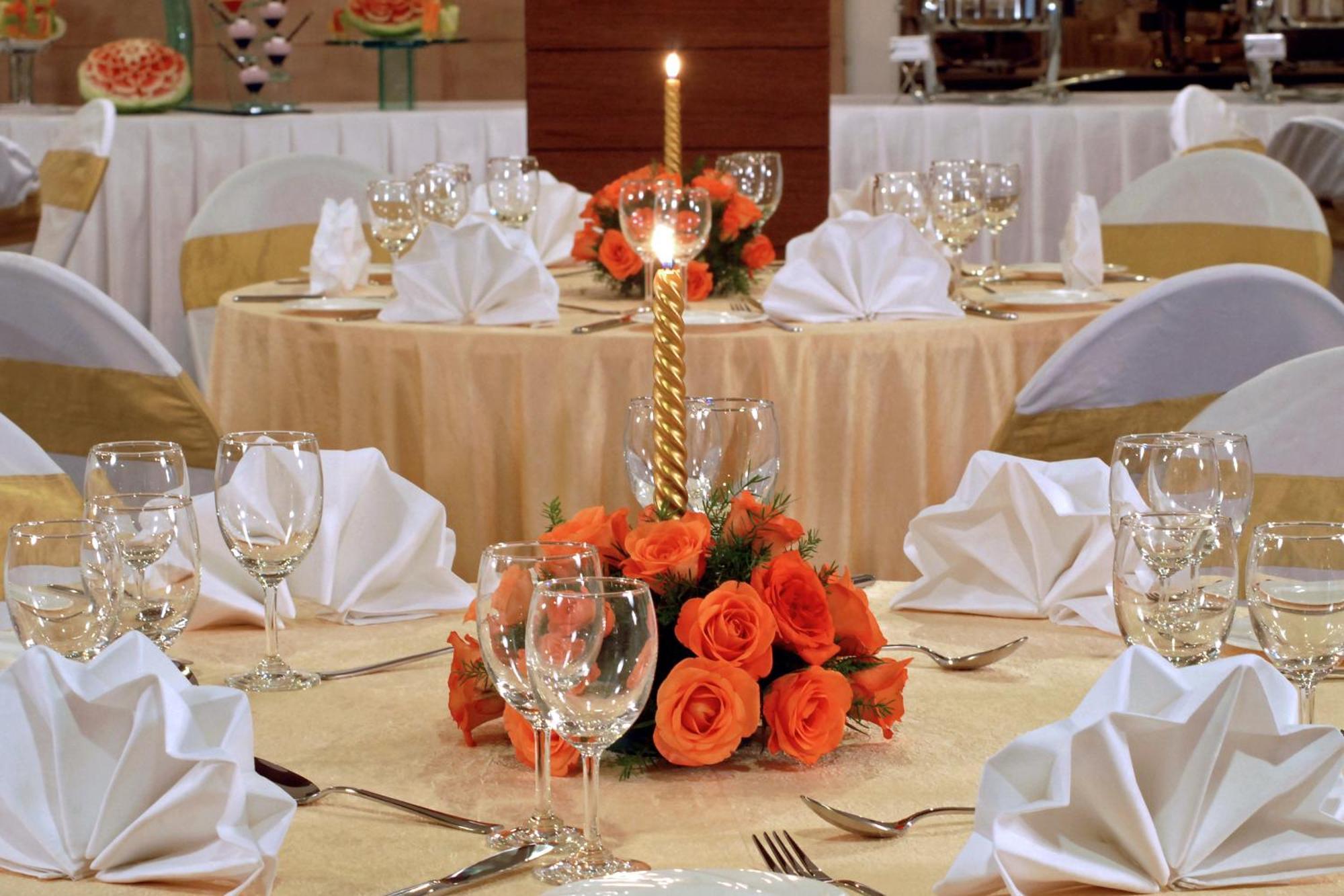 太平绅士财富宫酒店 迈索尔 外观 照片 A table set for a formal dinner
