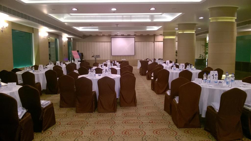 太平绅士财富宫酒店 迈索尔 外观 照片 A meeting room at a hotel
